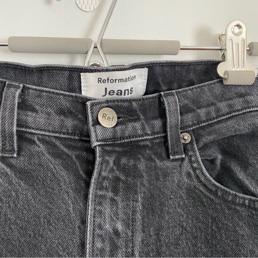 REFORMATION High-rise straight crop Liza Jean in faded black - Picture 4 of 8